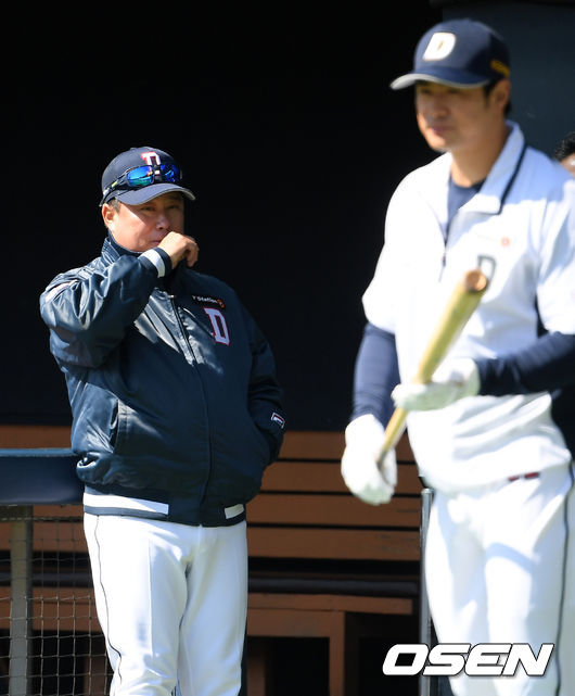 두산 김태형 감독이 선수들의 훈련을 지켜보고 있다./ rumi@osen.co.kr
