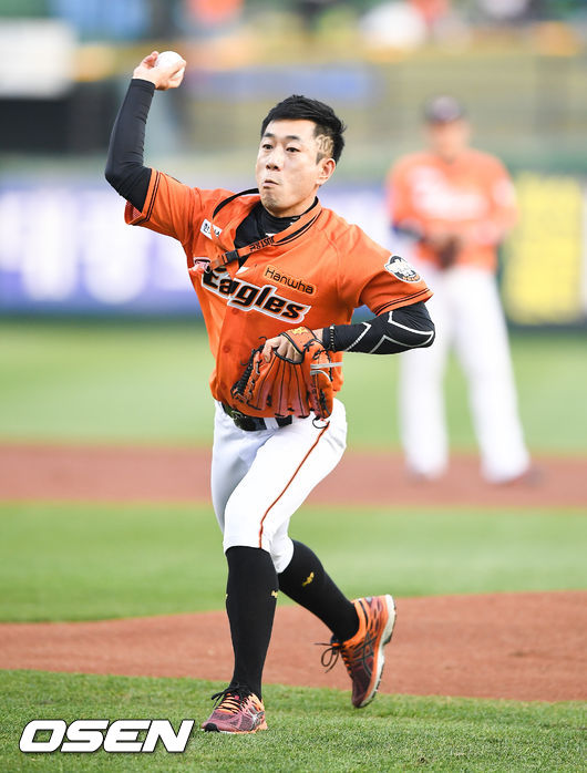 경기전 한화 홍창화 응원단장이 1000경기 출장 기념 시구를 하고 있다. / soul1014@osen.co.kr