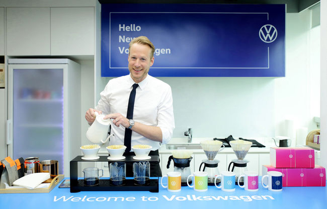 직원들을 위해 커피를 내려주고 있는 슈테판 크랍 사장.