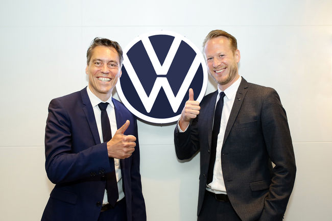 새 폭스바겐 로고 앞에서 포즈를 취하고 있는 르네 코네베아그 아우디폭스바겐코리아 그룹사장(왼쪽)과 슈테판 크랍 폭스바겐 부문 사장. 