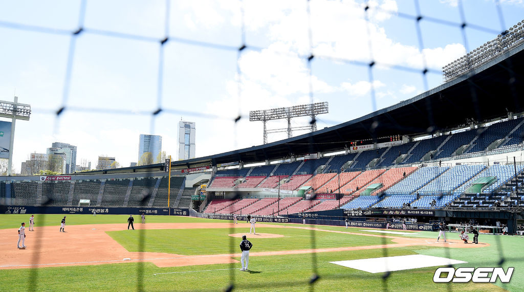 1회초 양팀 선수들이 경기를 치르고 있다. /youngrae@osen.co.kr