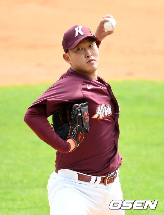 1회말 무사에서 키움 선발투수 윤정현이 역투하고 있다. /sunday@osen.co.kr