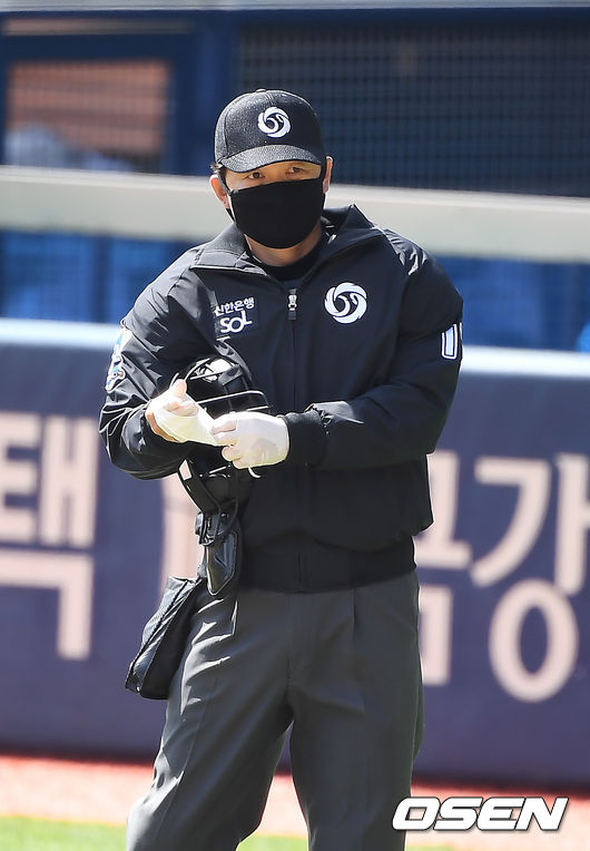 오훈규 구심이 마스크와 위생장갑을 착용하고 있다. /youngrae@osen.co.kr