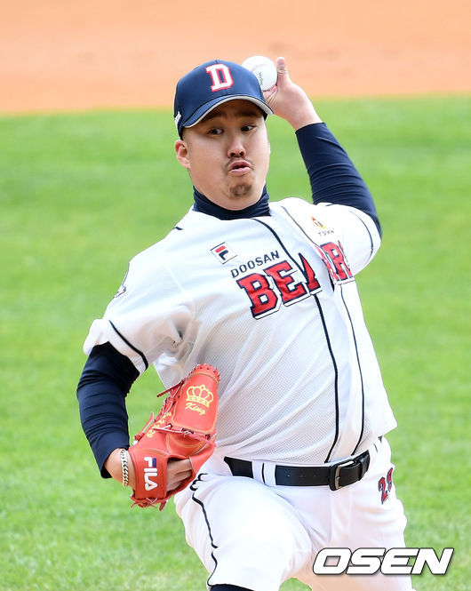 1회초 무사에서 두산 선발투수 유희관이 역투하고 있다. /sunday@osen.co.kr