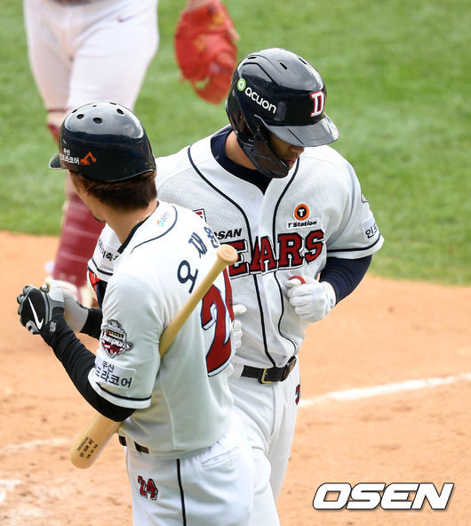 22일 오후 서울 잠실야구장에서 두산 베어스와 키움 히어로즈의 경기가 열렸다.6회말 무사에서 두산 김재환이 좌월 솔로 홈런을 치고 홈을 밟고 있다. /sunday@osen.co.kr