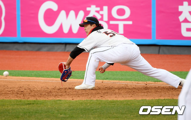 1루수 강백호가 1루에서 어려운 송구를 잡아 아웃시키고 있다. /rumi@osen.co.kr