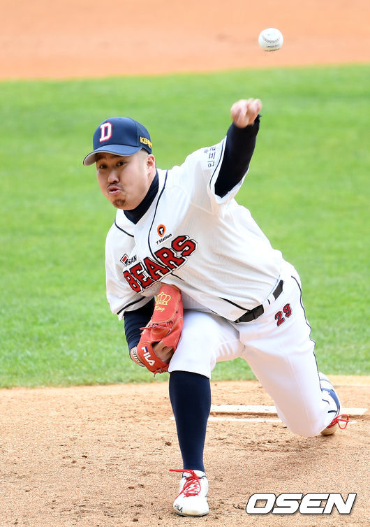 1회초 무사에서 두산 선발투수 유희관이 역투하고 있다. /sunday@osen.co.kr