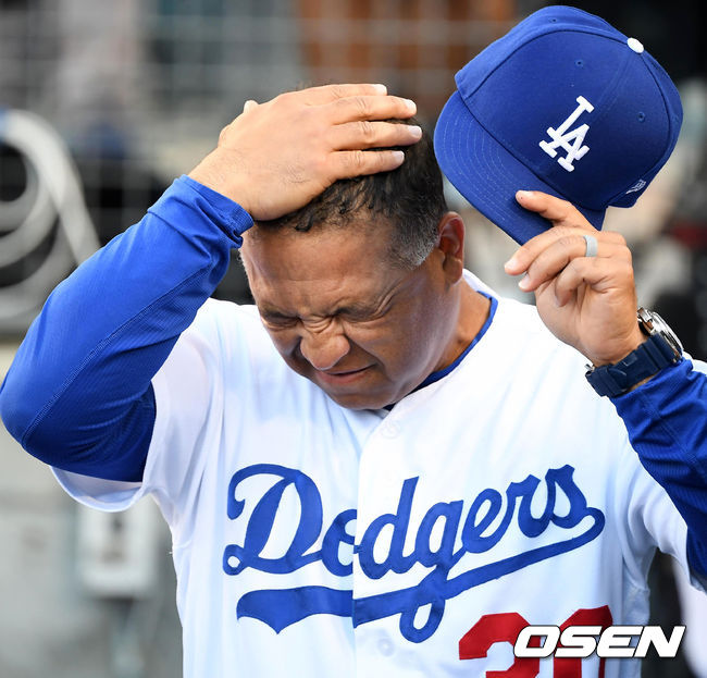 경기에 앞서 다저스 로버츠 감독이 머리를 만지며 괴로운 표정을 짓고 있다. /jpnews@osen.co.kr