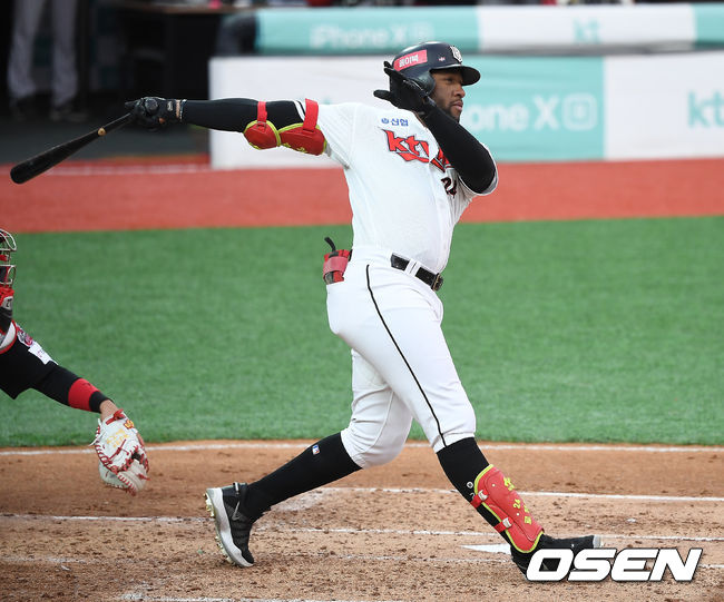 22일 오후 수원KT위즈파크에서 KT 위즈와 LG 트윈스의 경기가 열렸다.2회말 무사 KT 로하스가 솔로 홈런을 때려내고 있다. /youngrae@osen.co.kr