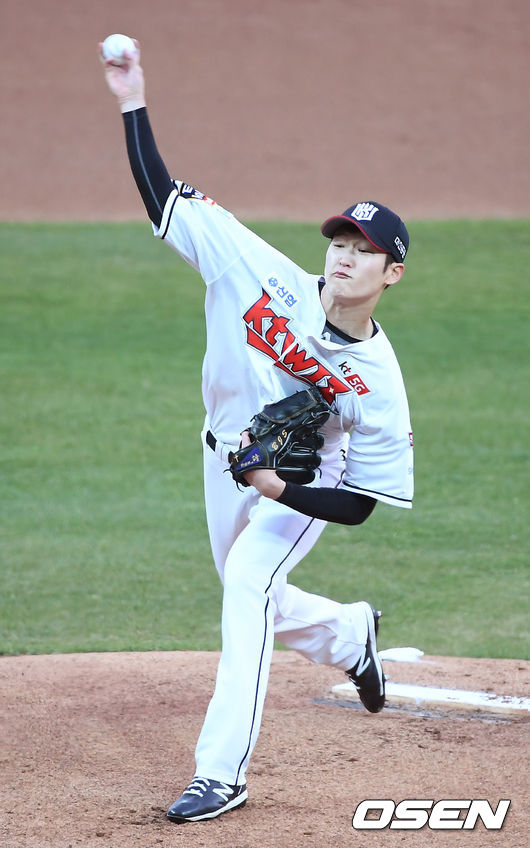 22일 오후 수원KT위즈파크에서 KT 위즈와 LG 트윈스의 경기가 열렸다. 1회초 KT 배제성이 역투하고 있다. /youngrae@osen.co.kr