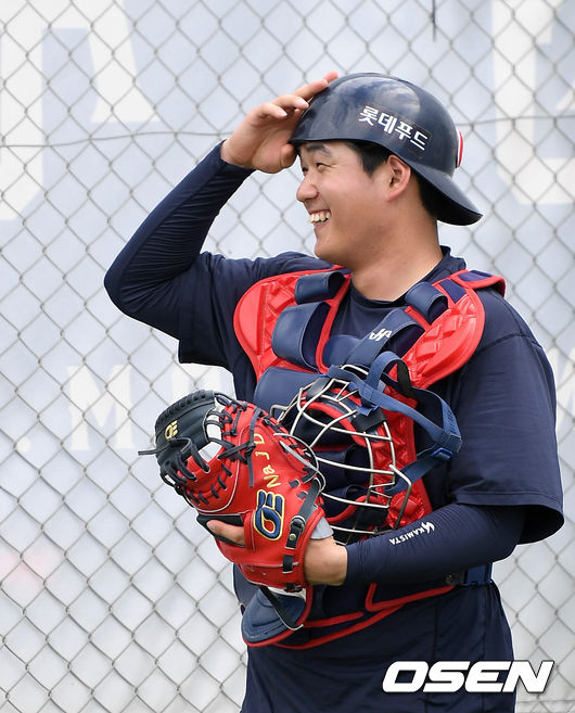 롯데 나종덕이 미소를 짓고 있다. /sunday@osen.co.kr