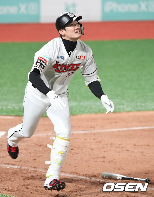 7회말 2사 2,3루에서 KT 오태곤이 2타점 적시타를 때려내고 있다. /youngrae@osen.co.kr