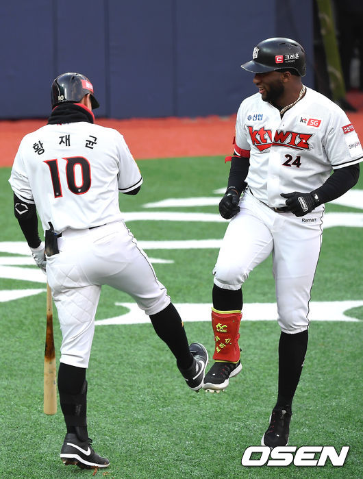 2회말 KT 로하스가 솔로 홈런을 때린 뒤 황재균과 세레머니를 하고 있다. /youngrae@osen.co.kr