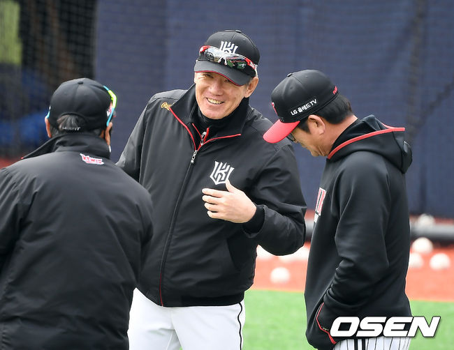 22일 오후 수원KT위즈파크에서 KT 위즈와 LG 트윈스의 경기가 열렸다. 경기에 앞서 KT 이강철 감독과 LG 류중일 감독이 이야기를 나누고 있다. /youngrae@osen.co.kr