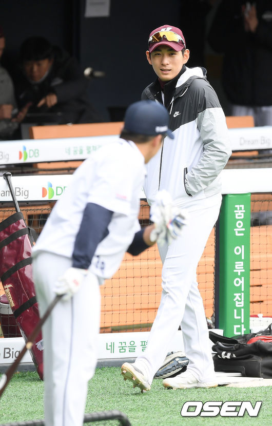 22일 오전 서울 송파구 잠실 야구장에서 두산 베어스와 키움 히어로즈 선수들이 연습 경기에 앞서 훈련을 가졌다.키움 이정후가 두산 김대한을 지켜보고 있다. /cej@osen.co.kr
