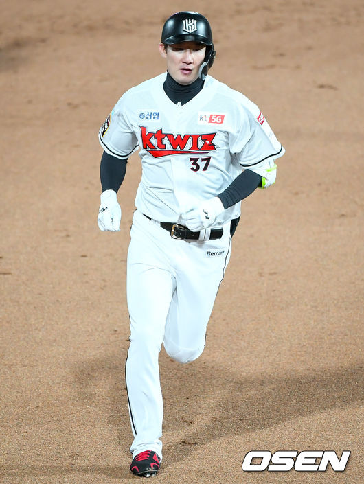 22일 수원 KT위즈파크에서 KT 위즈와 LG 트윈스의 경기가 열렸다. 6회말 1사 2,3루 상황 KT 오태곤이 스리런 홈런을 날리고 있다. /ksl0919@osen.co.kr