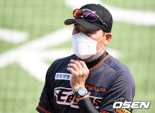 경기 종료 후 한화 한용덕 감독이 마스크를 쓰고 인터뷰를 하고 있다. /sunday@osen.co.kr
