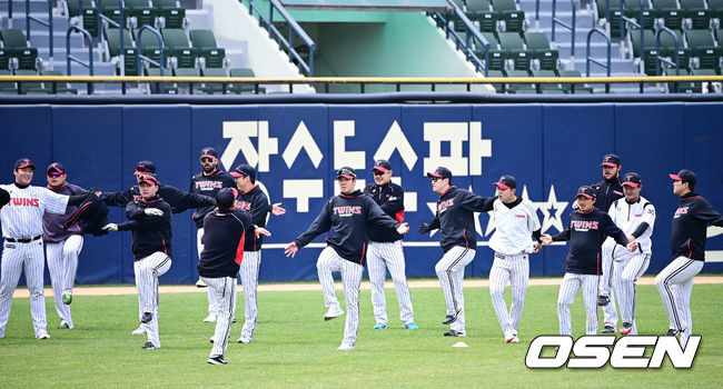 LG 선수단이 스트레칭 훈련을 하고있다.   /  soul1014@osen.co.kr