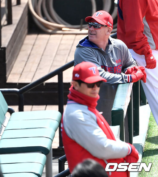 23일 오후 대전 한화생명이글스파크에서 한화 이글스와 KIA 타이거즈의 연습경기가 열린다.KIA 윌리엄스 감독이 이글스파크를 바라보고 있다. / dreamer@osen.co.kr