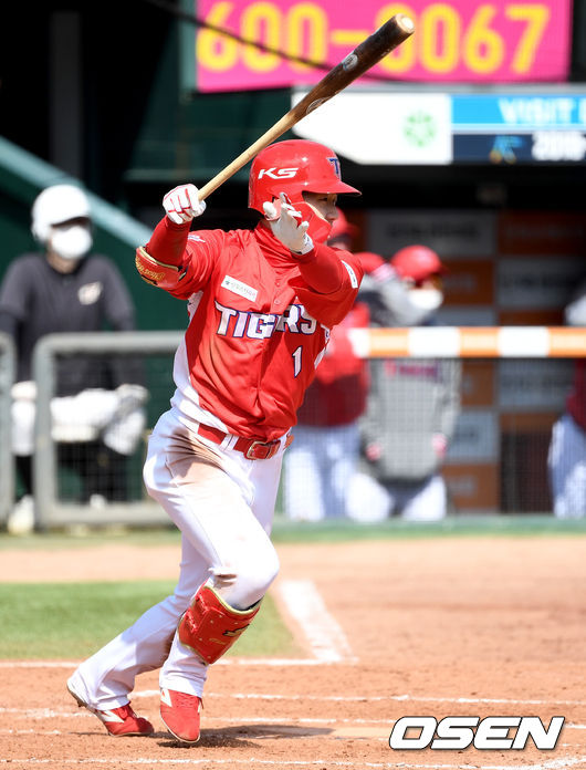 23일 오후 대전 한화생명이글스파크에서 한화 이글스와 KIA 타이거즈의 연습경기가 열렸다.4회초 1사 주자없는 상황 KIA 최원준이 안타를 날리고 있다. / dreamer@osen.co.kr