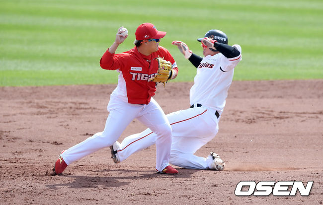 23일 오후 대전 한화생명이글스파크에서 한화 이글스와 KIA 타이거즈의 연습 경기가 진행됐다.5회말 1사 1루 상황, 기아 2루수 김선빈이 한화 이용규 3루수 앞 땅볼 때 한화 1루 주자 최재훈을 포스아웃 시킨 뒤 1루로 송구하지 못하고 있다. /cej@osen.co.kr