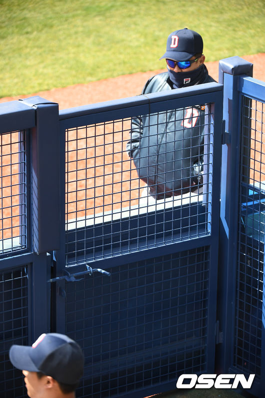 두산 김태형 감독이 불펜 피칭을 지켜보고 있다. /youngrae@osen.co.kr 