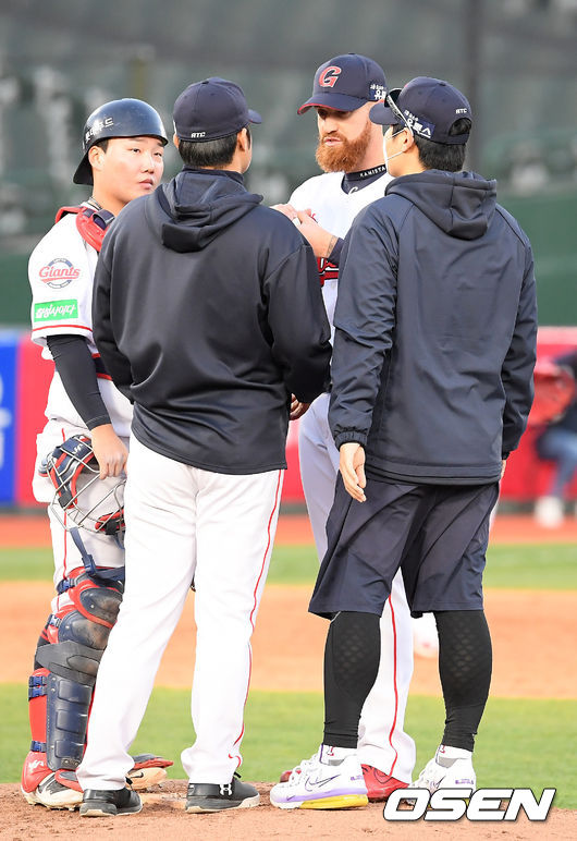  3회말 2사 주자 1,2루 삼성 박찬도에게 볼넷을 내준 롯데 선발 스트레일리가 아쉬운 표정을 짓고 있다. / rumi@osen.co.kr