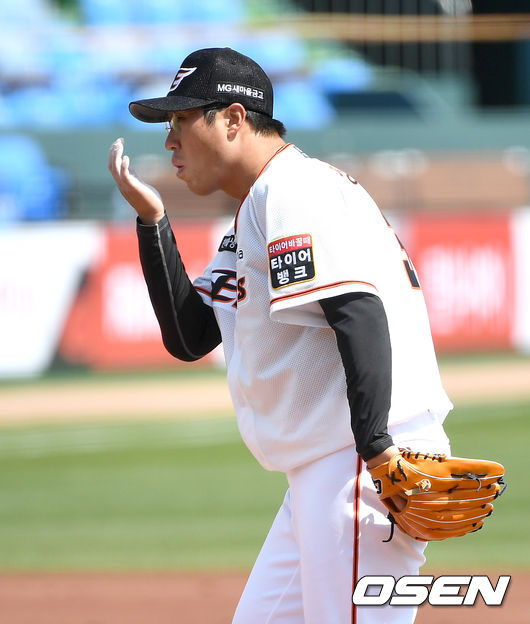 23일 오후 대전 한화생명이글스파크에서 한화 이글스와 KIA 타이거즈의 연습경기가 열렸다.1회초 한화 선발 장민재가 투구를 앞두고 로진을 불고 있다. / dreamer@osen.co.kr