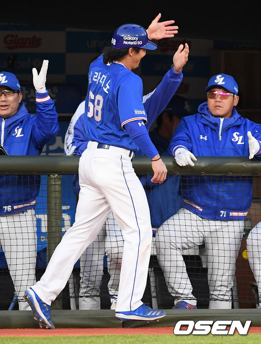 4회초 무사 주자 1,3루 삼성 김동엽의 좌익수 앞 선취 1타점 적시타때 홈을 밟은 살라디노가 덕아웃에서 동료들과 하이파이브 포즈만 취하고 있다. / rumi@osen.co.kr