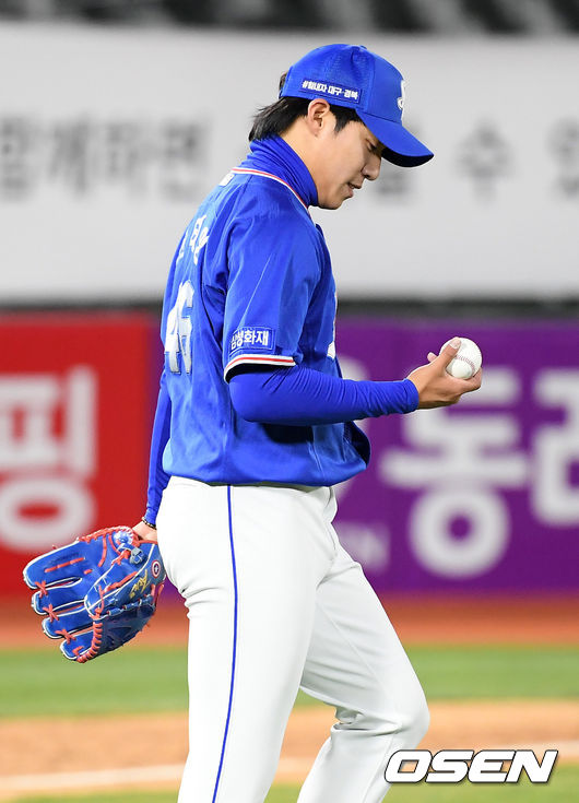  5회말 2사 주자 만루 롯데 정훈에게 동점 2타점 적시타를 허용한 삼성 선발 원태인이 아쉬워하고 있다. / rumi@osen.co.kr