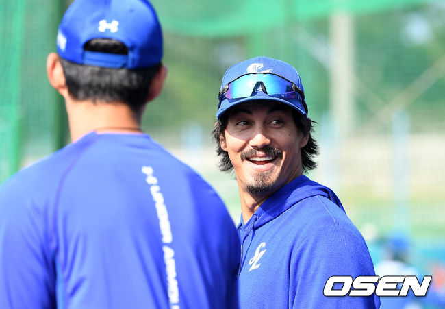 삼성 라이온즈가 6일 오후 일본 오키나와 온나 아카마 볼파크에서 훈련을 진행했다.살라디노가 구자욱과 이야기를 나누고 있다. /youngrae@osen.co.kr