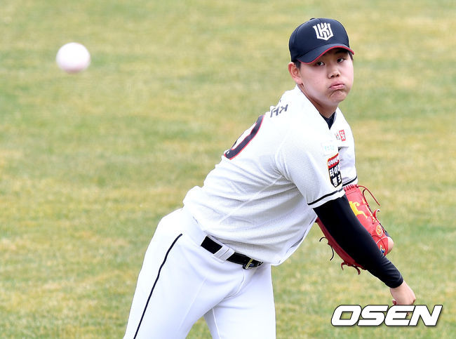 KT 신인 투수 소형준이 롱토스로 몸을 풀고 있다. / dreamer@osen.co.kr