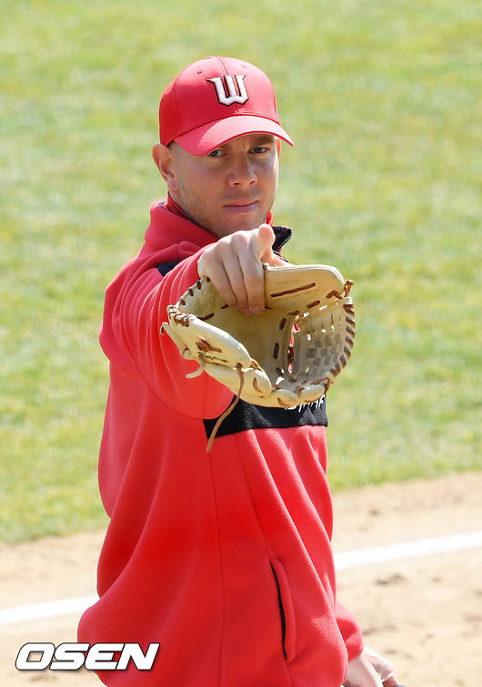 SK 닉 킹엄이 취재진을 보며 사인을 보내고 있다./ rumi@osen.co.kr