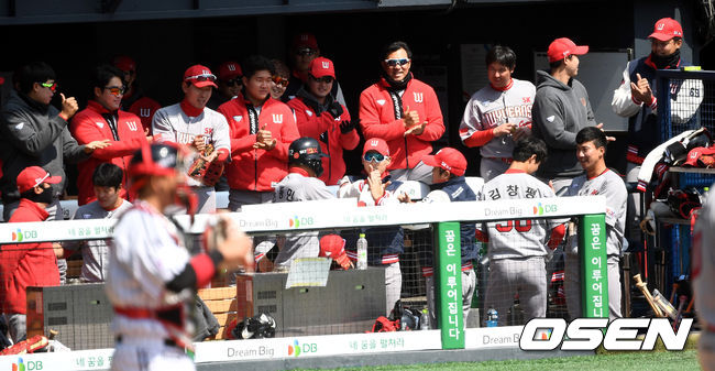 2회초 SK 한동민이 선제 우월 솔로포를 날리고 더그아웃 동료들과 인사를 나누며 ‘덕분에’ 세리머니를 하고 있다. /dreamer@osen.co.kr