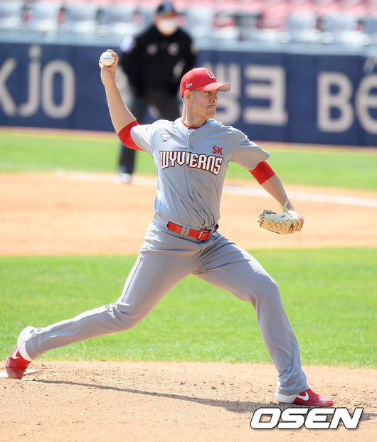 SK 선발투수 킹엄이 공을 뿌리고 있다. /cej@osen.co.kr