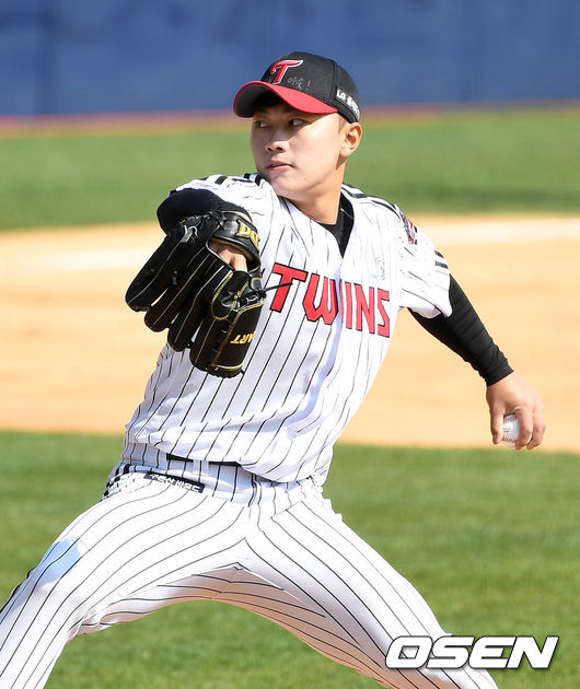 5회초 마운드에 오른 LG 투수 김윤식이 힘차게 공을 뿌리고 있다. /dreamer@osen.co.kr