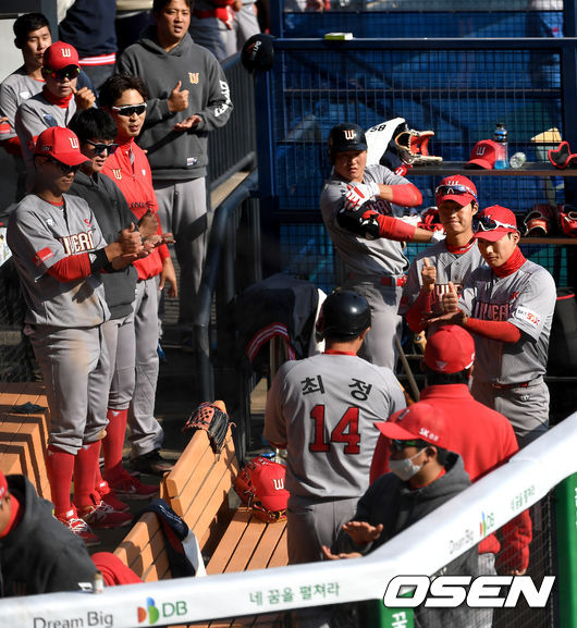 8회초 무사 선두타자로 나선 SK 최정이 다시 앞서가는 좌월 솔로포를 날리고 더그아웃 동료들과 코로나19 극복에 헌신하는 의료진을 응원하는 ‘덕분에’ 세리머니를 함께 하고 있다. /dreamer@osen.co.kr