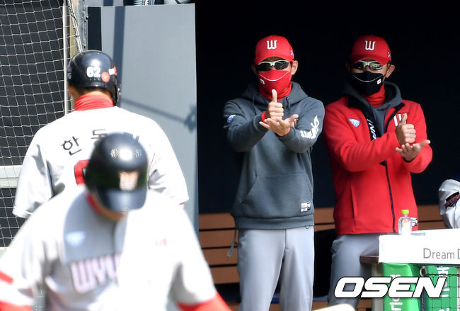 2회초 SK 한동민이 선제 우월 솔로포를 날리고 더그아웃으로 향할 때 염경엽 감독(가운데)가 ‘덕분에’ 세리머니를 하고 있다. /dreamer@osen.co.kr