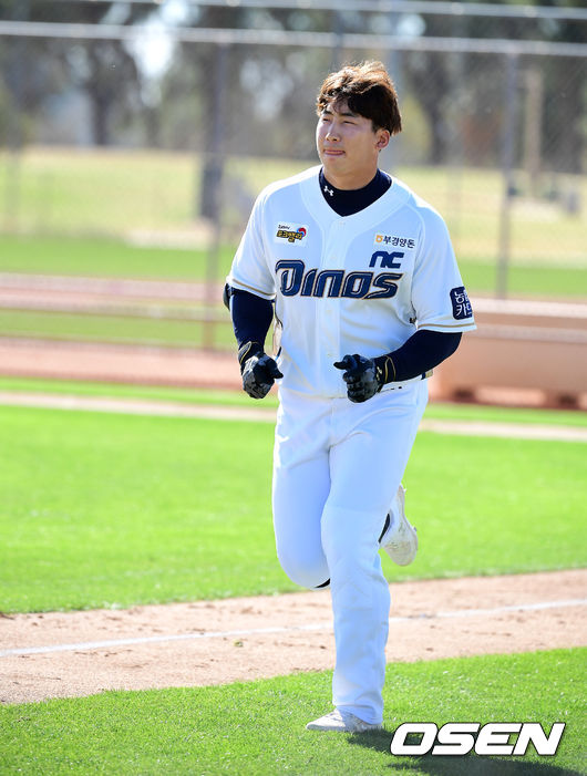 NC 나성범이 경기 출전에 앞서 몸을 풀고 있다. /jpnews@osen.co.kr