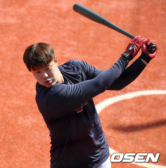  경기 전 롯데 민병헌이 타격연습을 하고 있다. /rumi@osen.co.kr