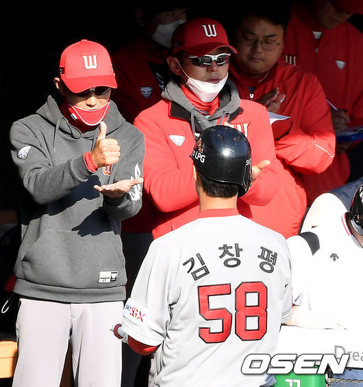 9회초 SK 김창평이 다시 앞서가는 우월 솔로포를 날리고 홈을 밟은 뒤 염경엽 감독에게 코로나19 극복에 헌신하는 의료진을 응원하는 ‘덕분에’ 세리머니를 받고 있다. /dreamer@osen.co.kr