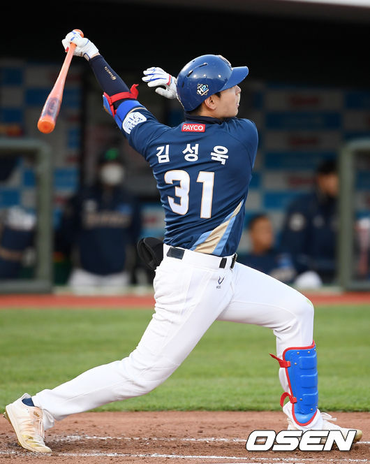  3회초 NC 선두타자 김성욱이 좌월 선취 솔로홈런을 날리고 있다. /rumi@osen.co.kr