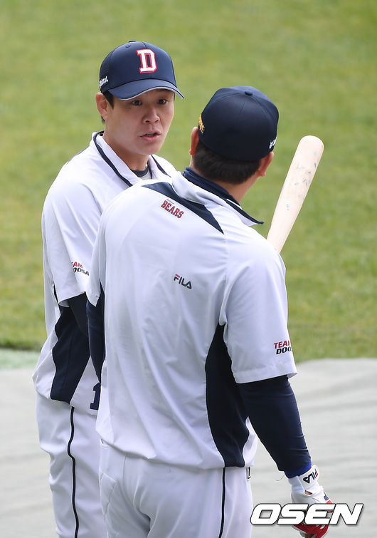 두산 박세혁과 정상호가 이야기를 나누고 있다. /youngrae@osen.co.kr