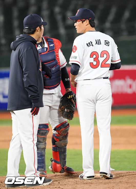 24일 오후 부산 사직구장에서 롯데 자이언츠와 NC 다이노스의 연습경기가 열렸다. 5회초 1사 주자 1,2 NC 이명기 타석에서 롯데 선발 박세웅이 노병오 투수코치와 얘기를 나누고 있다. /rumi@osen.co.kr