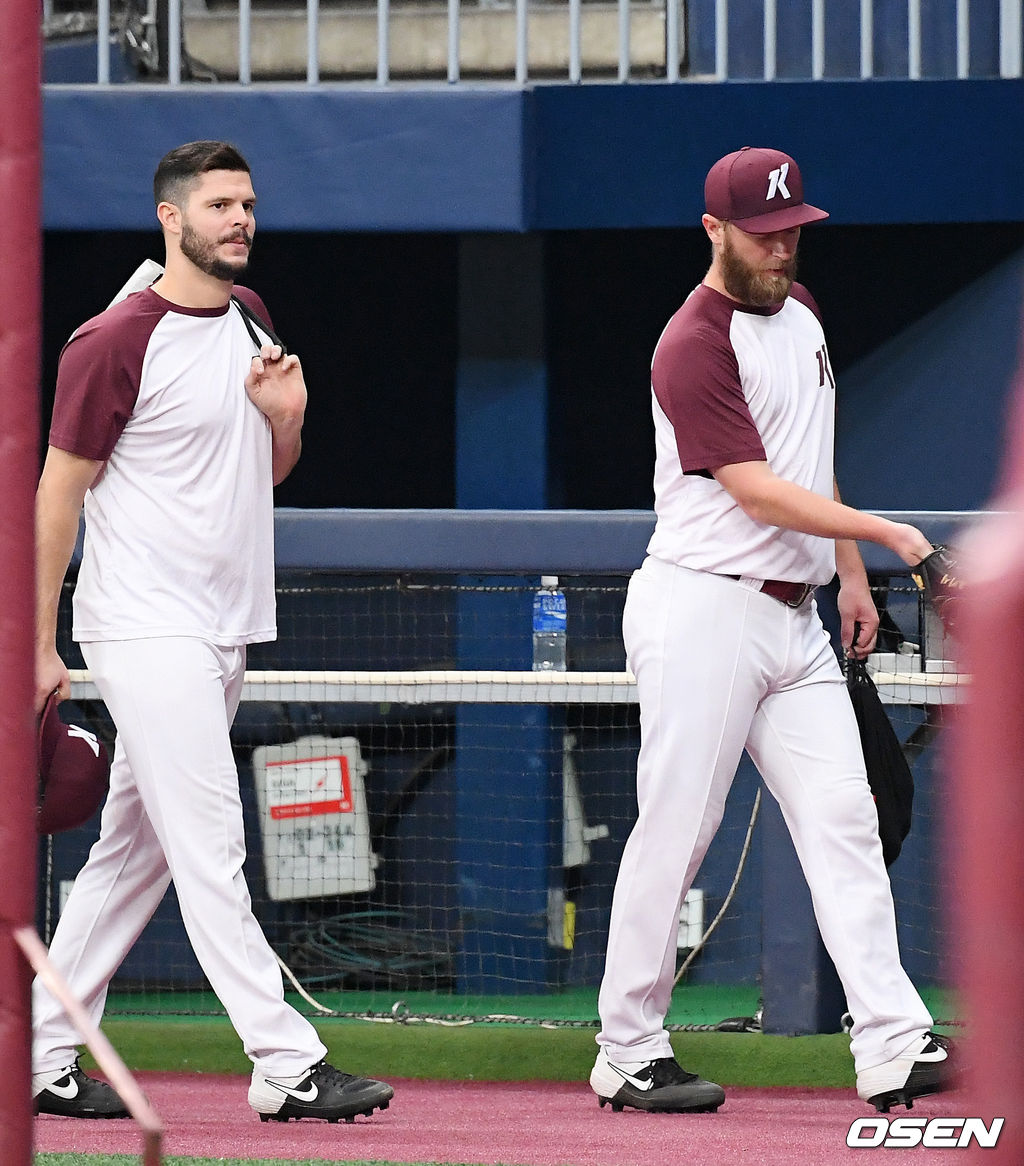 키움 요키시와 브리검이 훈련을 마친 후 퇴장하고 있다. / rumi@osen.co.kr