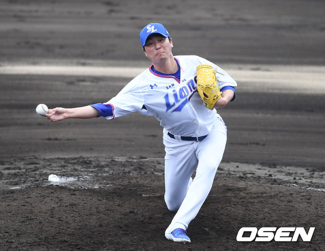 2일 오후 일본 오키나와 온나 아카마 볼파크에서 삼성 라이온즈와 LG 트윈스가 연습경기를 진행했다.삼성 우규민이 역투하고 있다. /youngrae@osen.co.kr
