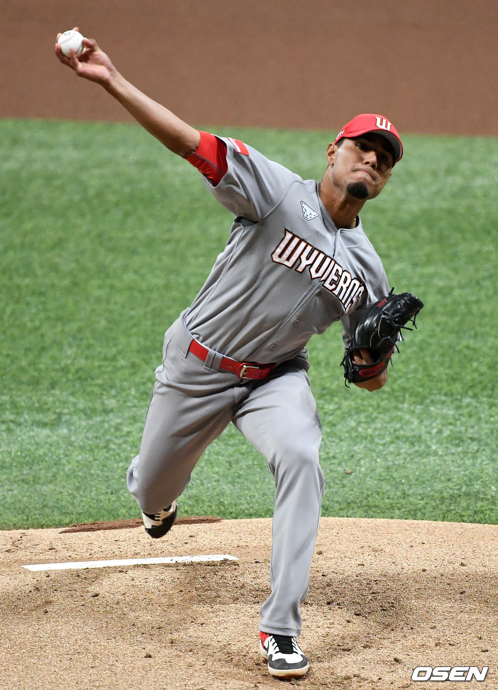 SK 선발 핀토가 힘차게 공을 뿌리고 있다. /dreamer@osen.co.kr