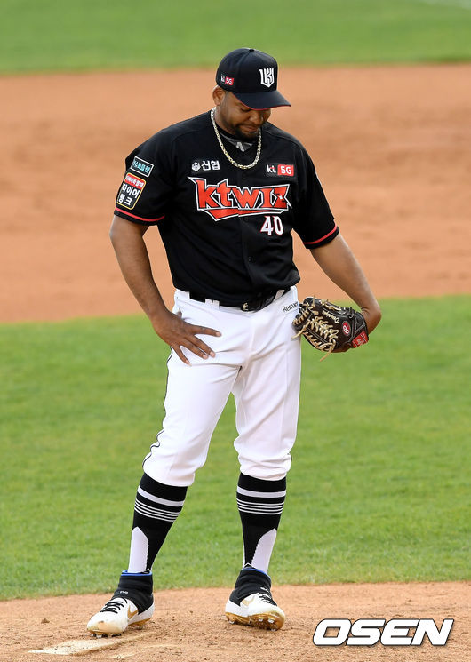 2회말 1사 1루 KT 데스파이네가 두산 정수빈 타석 때 보크를 범한 뒤 아쉬움을 드러내고 있다. /cej@osen.co.kr