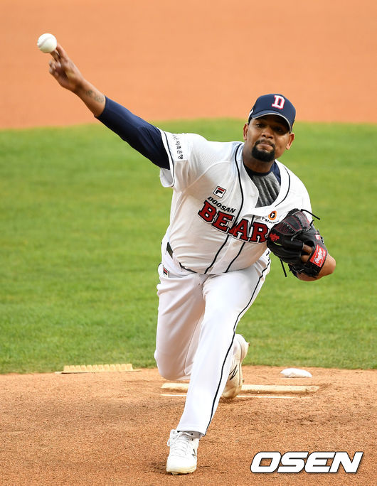 25일 오후 서울 잠실야구장에서 두산 베어스와 KT 위즈의 연습경기가 열렸다.1회초 무사에서 두산 선발투수 알칸타라가 역투하고 있다. /sunday@osen.co.kr