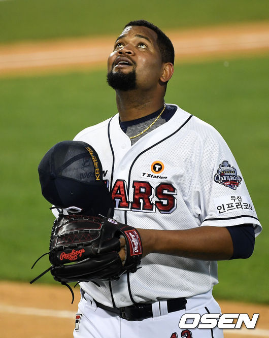 25일 오후 서울 잠실야구장에서 두산 베어스와 KT 위즈의 연습경기가 열렸다.5회초 2사 1루에서 KT 심우준을 땅볼로 처리한 두산 알칸타라가 더그아웃으로 가고 있다. /sunday@osen.co.kr